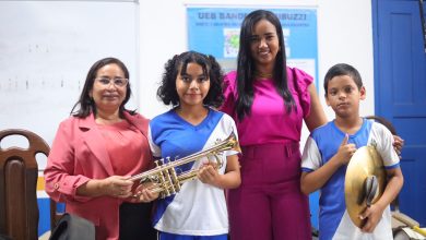 Foto de Paula Azevedo e Yanne Pessoa entregam instrumentos musicais para alunos da rede municipal de ensino