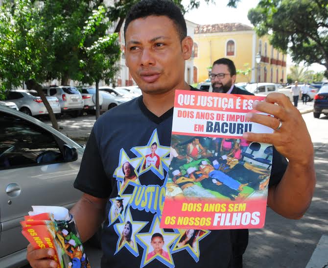 Foto de BACURI-MA:Famílias protestam em frente ao TJ em São Luís