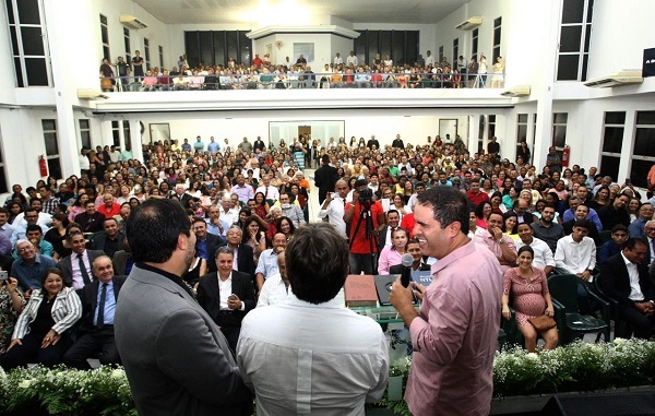 Foto de Prefeito Edivaldo Holanda Jr. é recebido pela comunidade da Igreja Batista Central