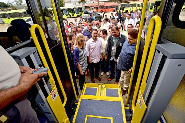 Foto de Edivaldo Jr e Canindé Barros aumentam frota de ônibus novos na capital