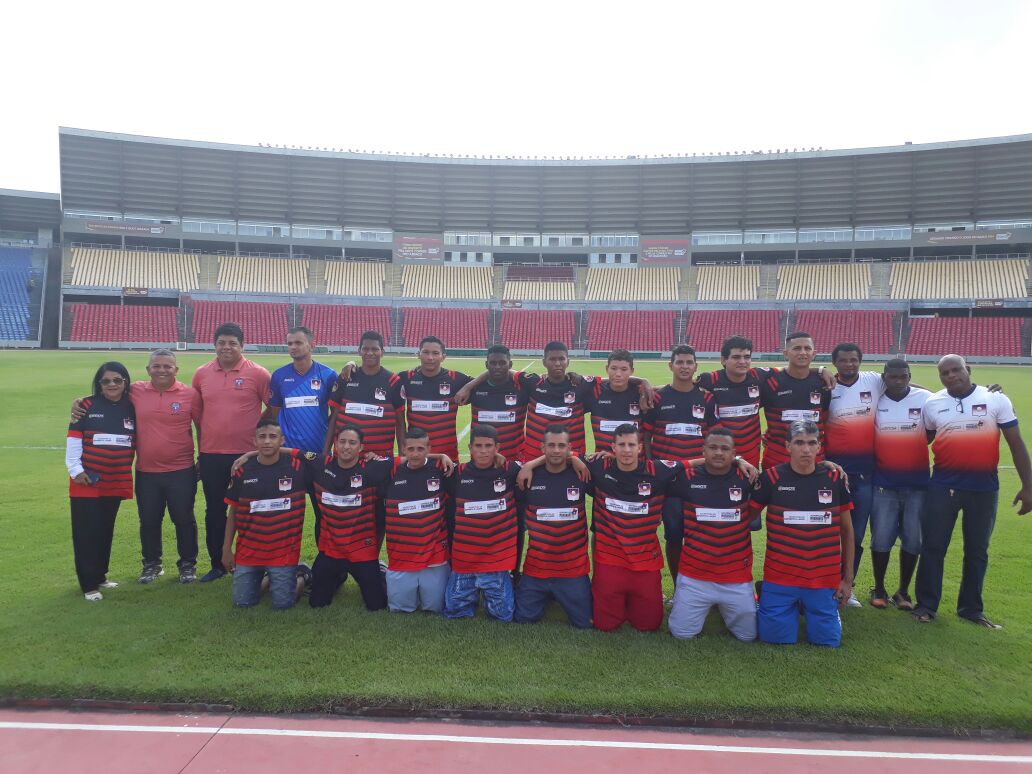 Foto de Fátima Araújo acompanha atletas da Associação de Surdos do Maranhão no embarque rumo a Liga Nordestina de Futebol