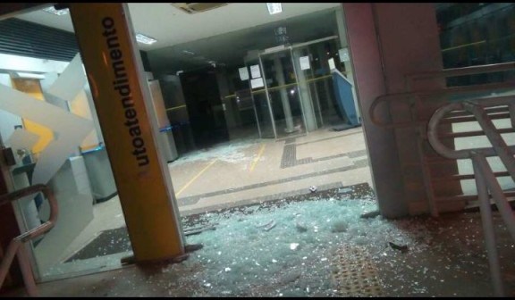 Foto de Bandidos encurralam Polícia e explodem agência Banco do Brasil em Zé Doca