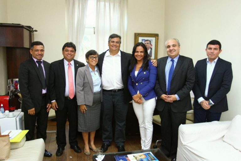 Foto de Flávio Dino e prefeita Rosinha discutem novos investimentos para Cururupu