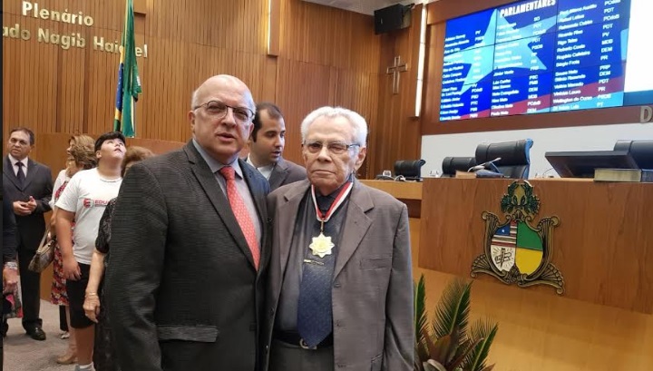Foto de Professor Figueiredo recebe medalha Manoel Beckman da AL-MA