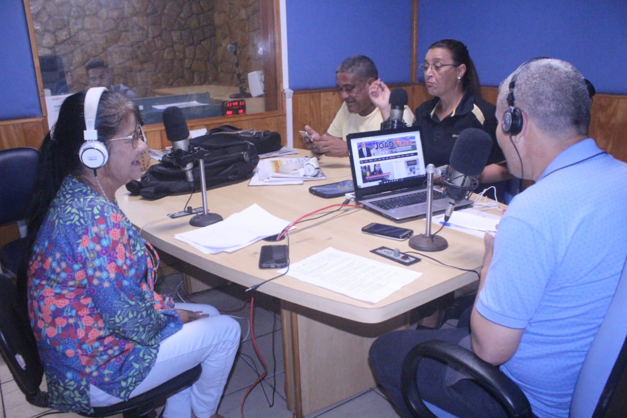 Foto de Vereadora Fátima Araújo concede entrevista na Rádio Educadora AM 560 KHZ