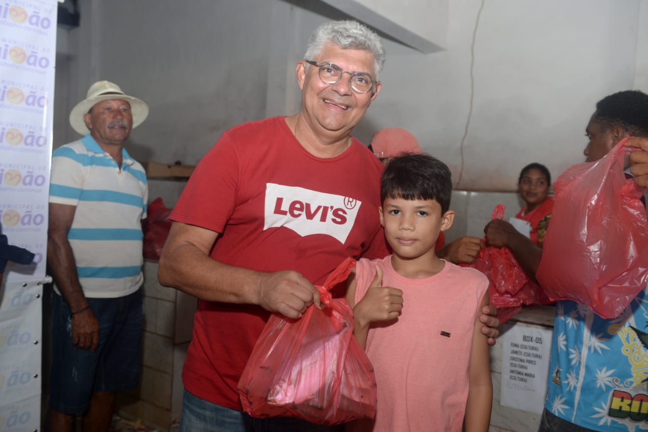 Foto de Prefeito de Bequimão distribui 10 toneladas de peixes para famílias carentes