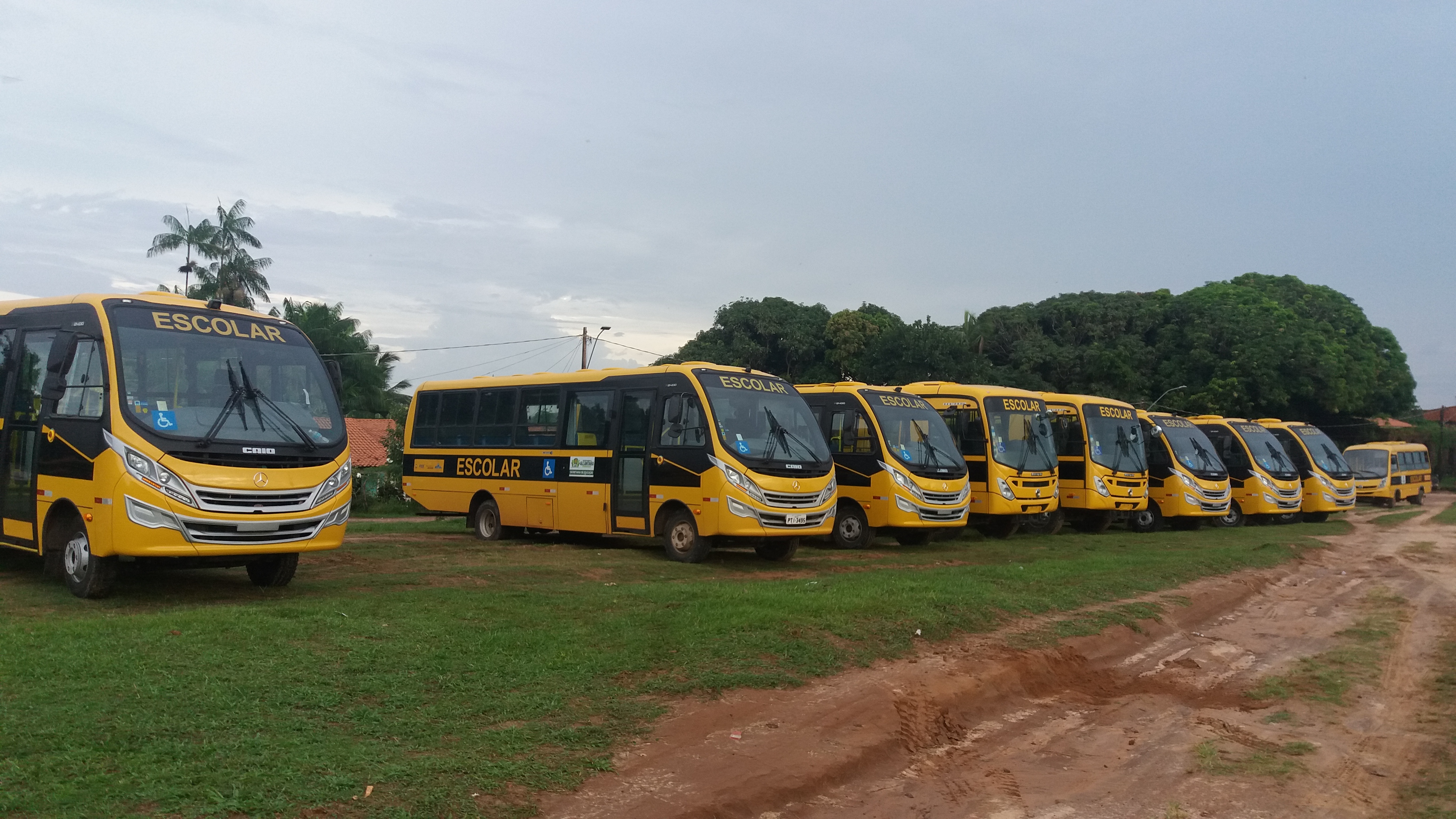Foto de Prefeito de Alcântara entrega 10 ônibus escolares Zero KM para a população