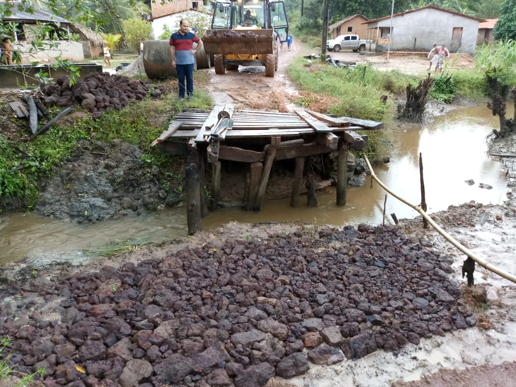 Foto de Ponte de madeira sendo substituída por bueira de concreto no povoado Cujupe