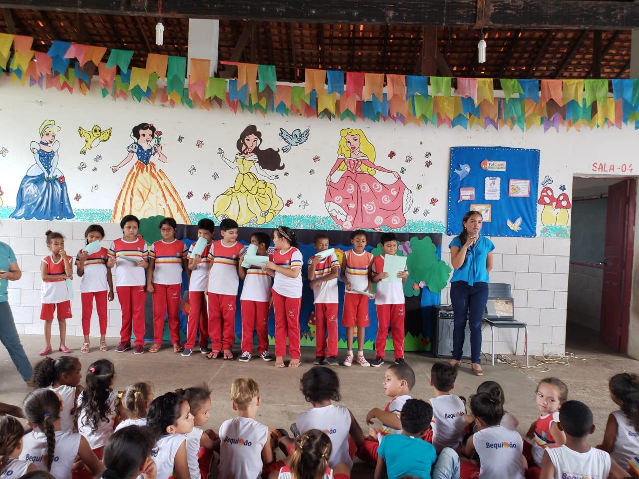 Foto de Estudantes do Minas Gerais realizam atividade disciplinar sobre o folclore