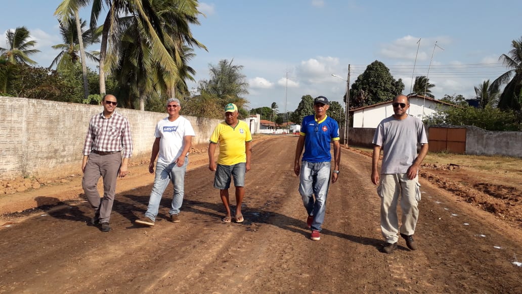 Foto de Prefeito Zé Martins e presidente do FDBM, João Martins, acompanham obras de pavimentação asfáltica em Paricatíua