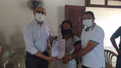 Foto de João Martins entrega certificados de inscrição no Cadastro Ambiental Rural (CRA) a bequimãoenses