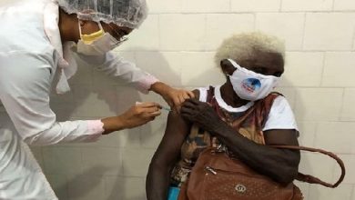 Foto de Quilombola de 102 anos é vacinada contra a Covid-19 em Bequimão-MA