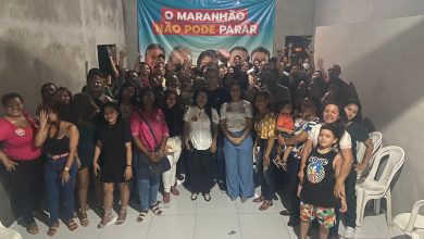 Foto de Fátima Araújo mostra força ao reunir dezenas de lideranças em apoio a candidatura de Rogério Cafeteira