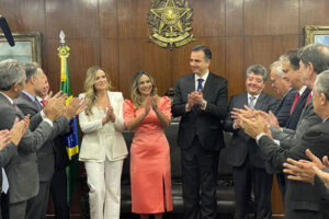 Foto de Ana Paula Lobato toma posse no Senado Federal