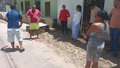 Foto de Fátima Araújo visita ruas do bairro João de Deus que sofreram com alagamentos