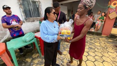 Foto de Fátima Araújo entrega cestas básicas à famílias carentes do bairro Vila Brasil
