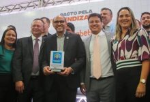 Foto de Bequimão-MA: prefeito João Martins recebe Selo Prefeito da Educação