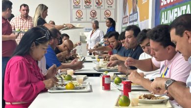 Foto de Fátima Araújo e Felipe Camarão almoçam juntos no Restaurante Popular do bairro João de Deus